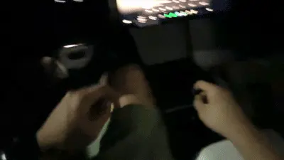 어두운 차량 안에서 비상용 망치를 찾기 어려운 장면